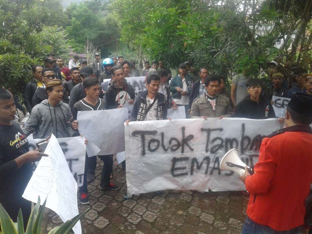 Tolak Eksploitasi Emas" Warga Gruduk Kantor Camat Gekbrong