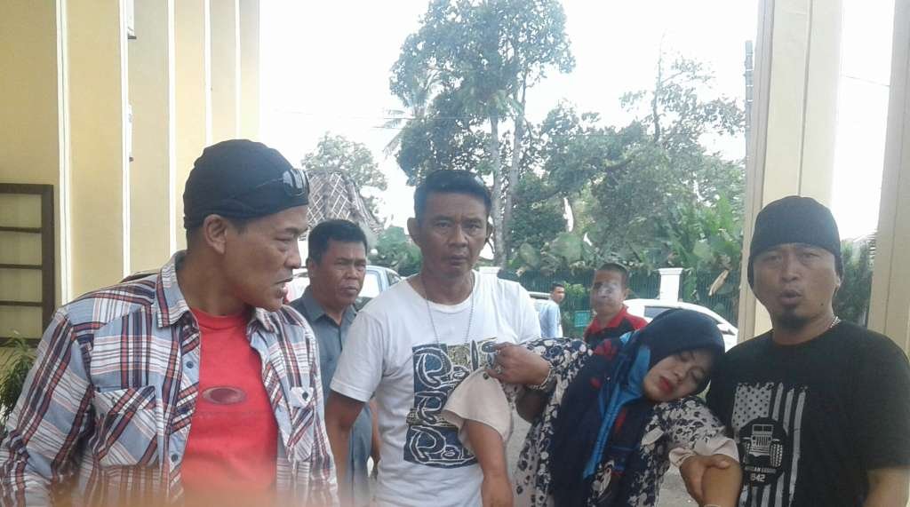 Kecewa Sidang Di Tunda Ibu Korban Menangis Histeris