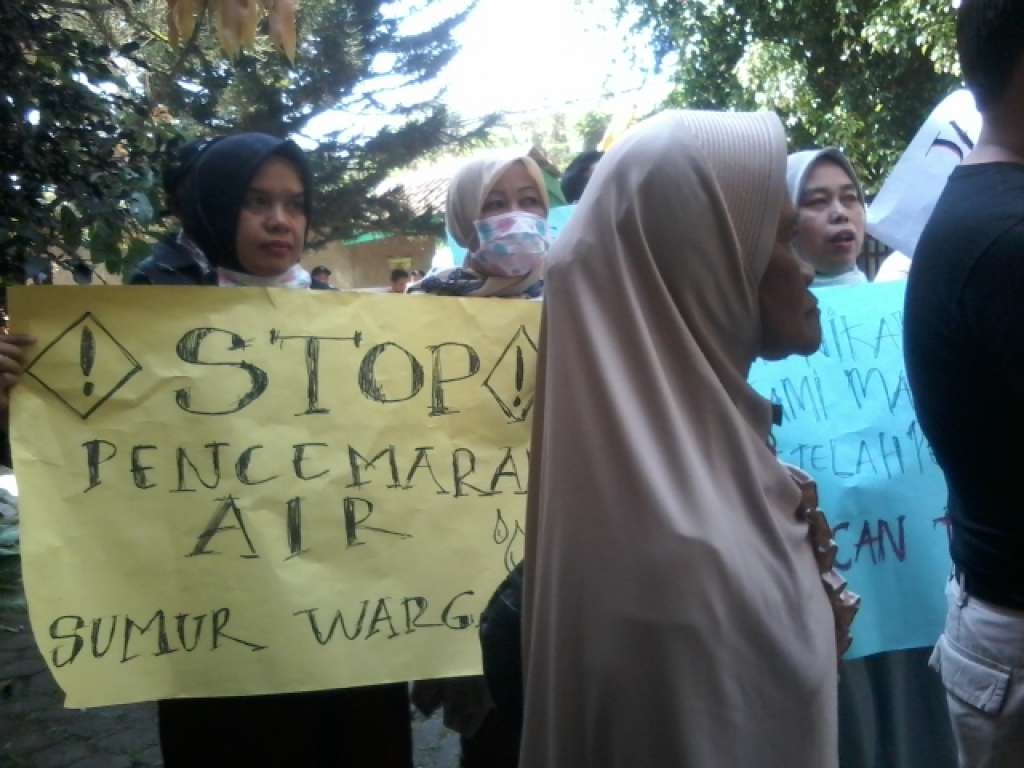 Perjuangkan Hak Warga Kampung Panyaweuyan, Nenek Ihat Demo Kantor DLH