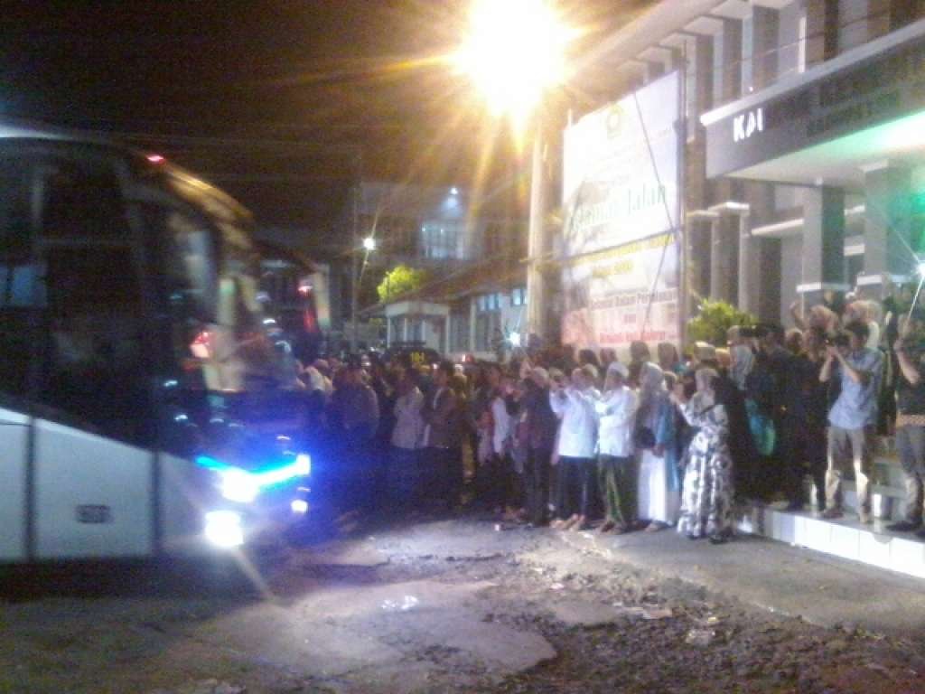 Pelepasan Kloter Terakhir Calon Haji Asal Cianjur Diiringi Isak Tangis Keluarga