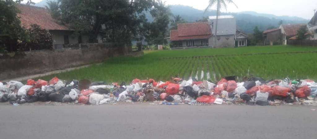 Sampah Menumpuk di Samping Jalan Baros, Salah Siapa?