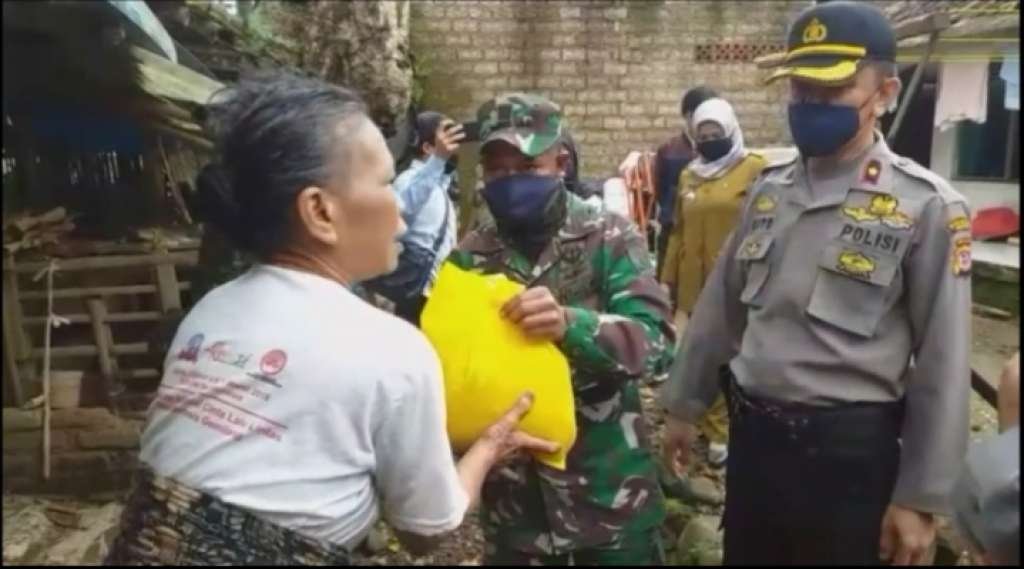 Polsek Warungkondang, Kompak Ketuk Pintu Bagikan Sembako