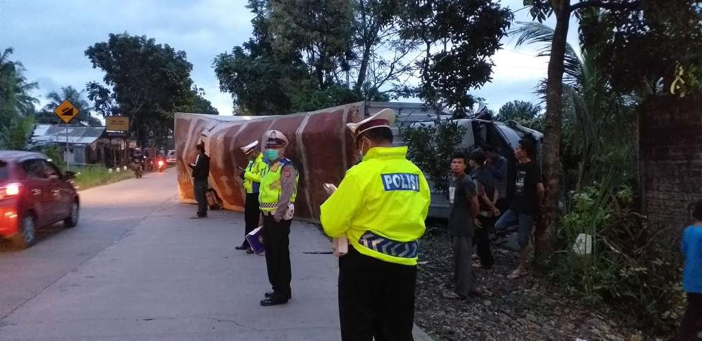 Mobil Box Pengangkut Sembako Terguling di Jalan Raya Cianjur-Sukabumi