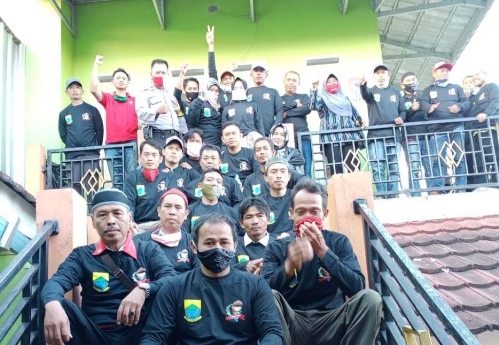 Bhabinkamtibmas Bunisari, Berikan Seragam Kaos Kepada Satgas Kang Jabur