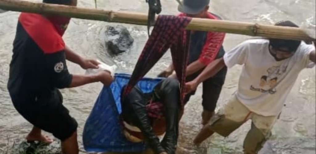 Mayat Membusuk Ditemukan Warga, Tersangkut di Sungai Cikondang