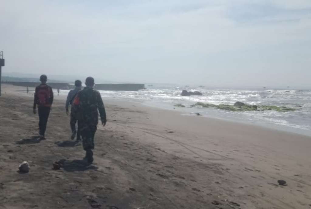 Pengunjung Pantai Jayanti Terbawa Arus Balik Ombak, Korban Masih Dalam Pencarian Petugas