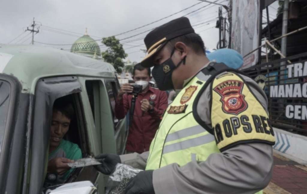 Peduli Kesehatan Masyarakat, Polres Cianjur Bagikan 1000 Masker