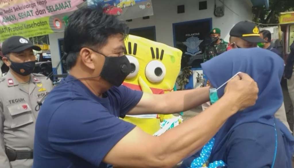 Forkopimcam Warungkondang, Bagi-bagi Masker Kepada Pengguna Jalan