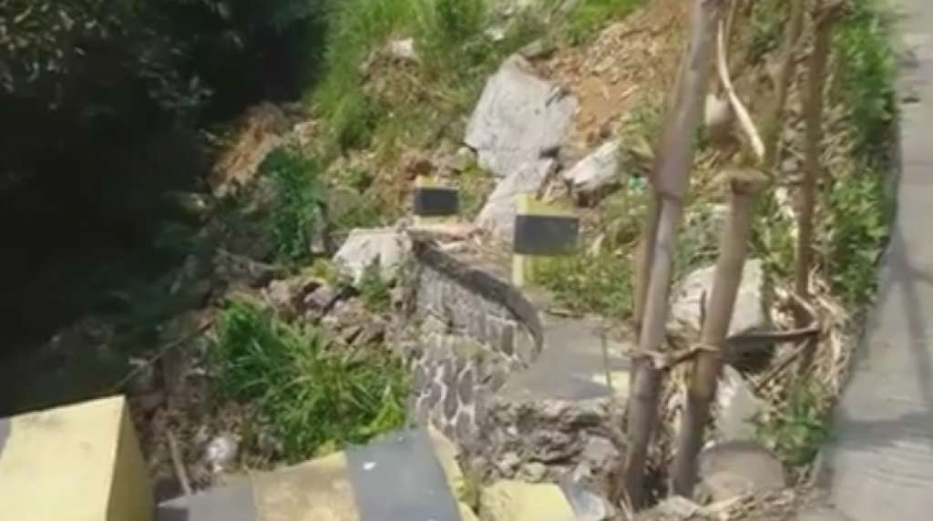 Diduga Kualitas Buruk, TPT Tebing Jalan Kabupaten Dua Kali Ambruk