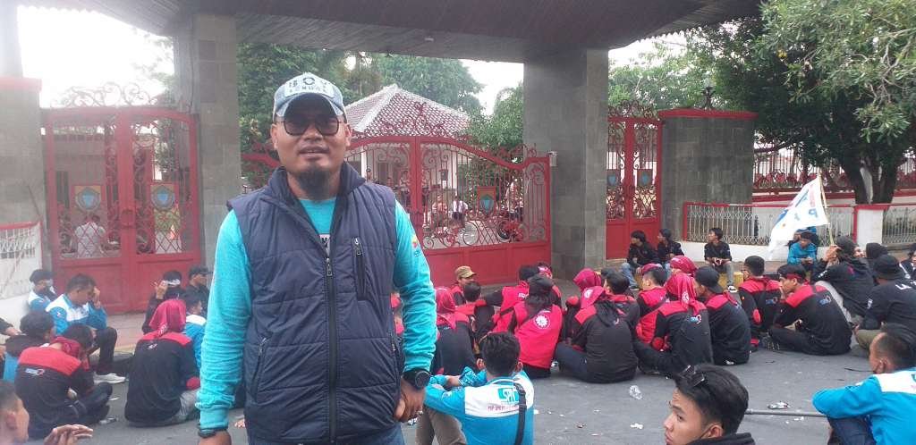Massa Buruh Tetap Bertahan, Tunggu Kehadiran Bupati
