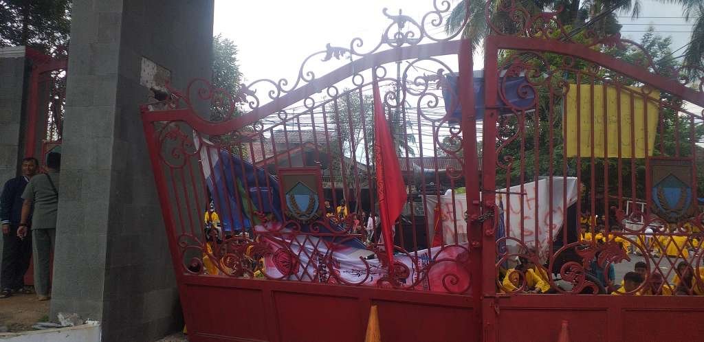 Si Merah Didemo Si Kuning, Pintu Gerbang Pendopo Cianjur Jebol