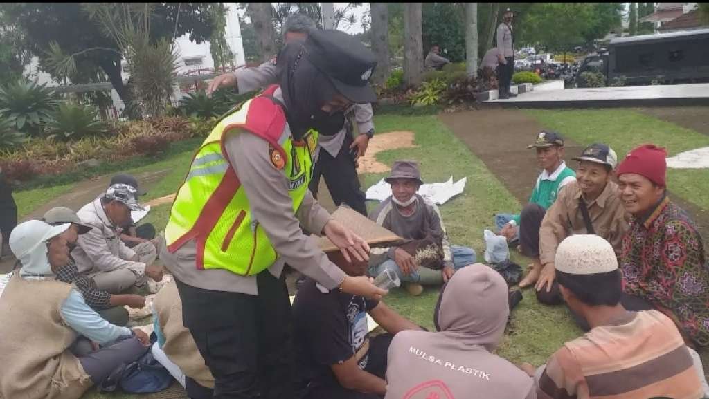 Mantap! Polisi Wanita Bagi-bagi Air Mineral Kepada Massa Aksi Petani