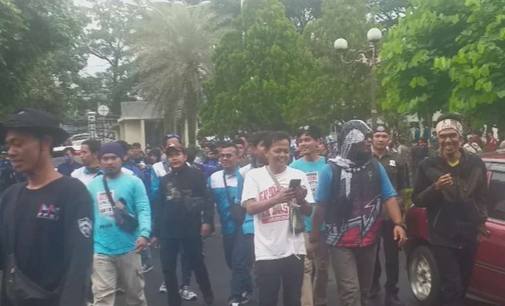Massa Buruh Boikot Rapat Paripurna