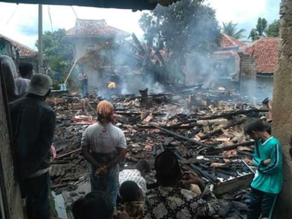 Dua Rumah Warga Di Lalap Sijago Merah