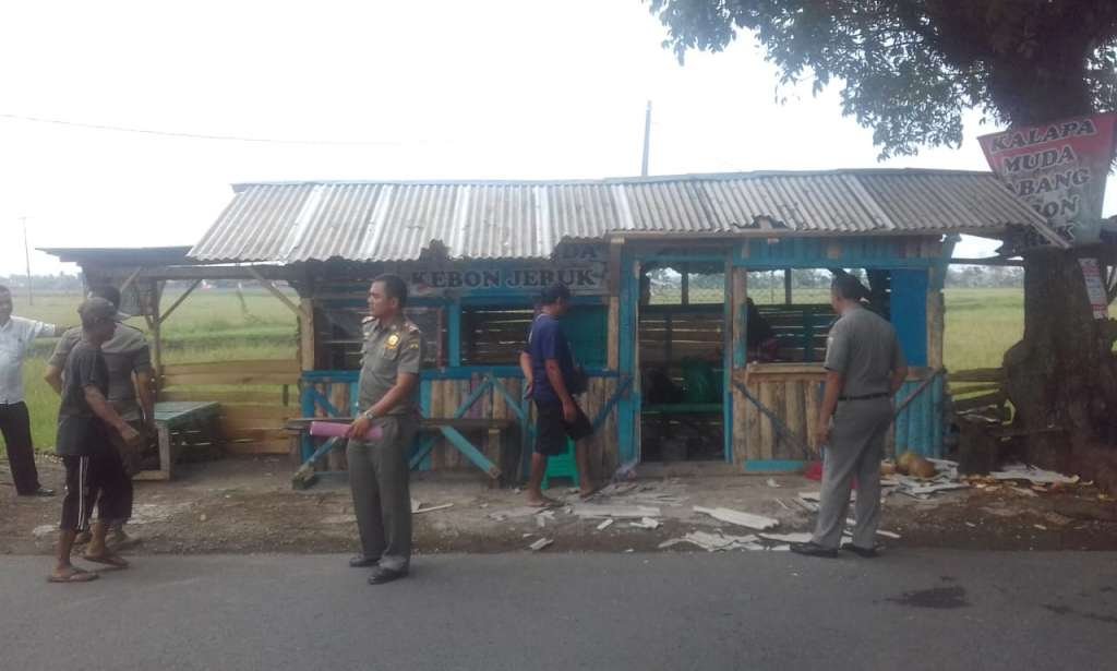 Pol PP Kecamatan Bongkar Warung Dibahu Jalan