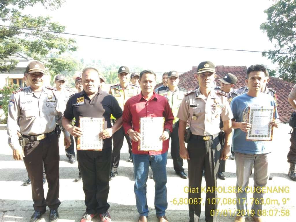 Tiga Anggota Polri Diberi Penghargaan Kapolsek Cugenang