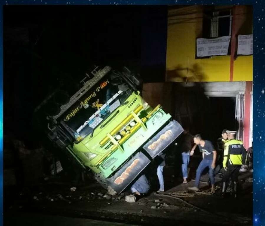 Brak ...Tronton Mundur Hantam Bangunan Ruko, Tiga Orang Penghuni Tewas