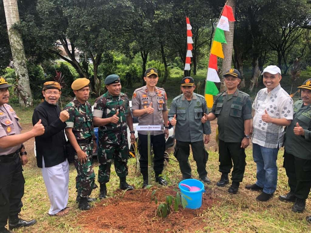 Pringati Hari Sejuta Pohon Sedunia, Polres Cianjur Lakukan Penanaman Pohon