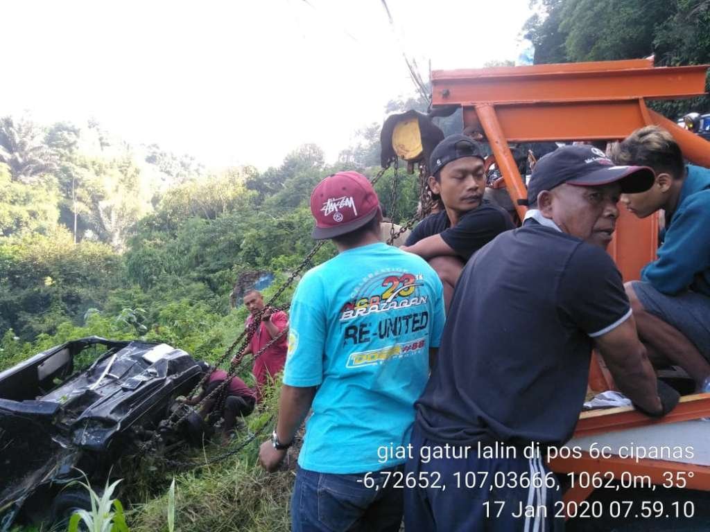 Mobil Carry Tabrak Pejalan Kaki, Lalu Masuk Jurang