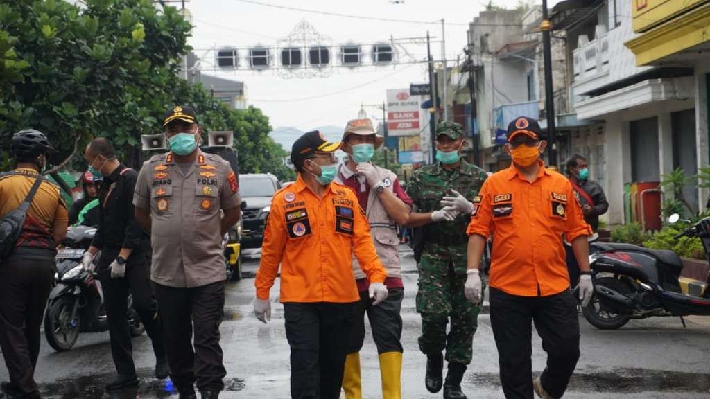 Cegah Covid -19, Kapolres Cianjur Bareng Forkopimda, Lakukan Penyemprotan Sejumlah Ruas Jalan