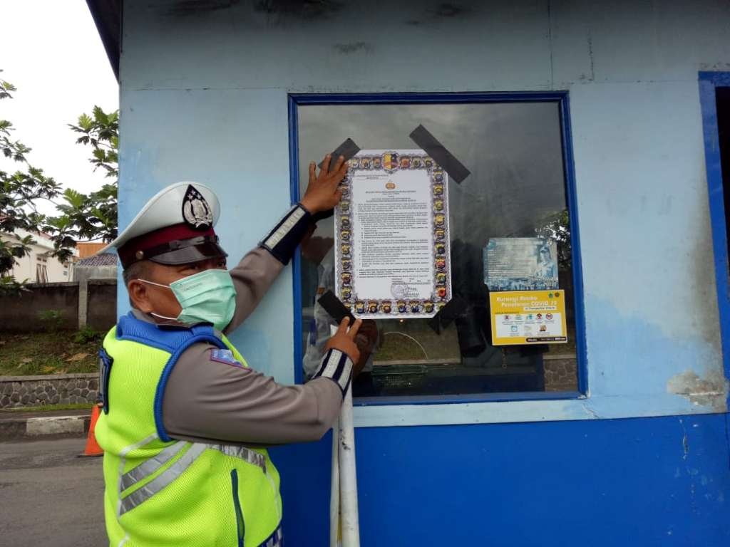 Satlantas Polres Cianjur, Bagikan dan Tempel Maklumat Kapolri