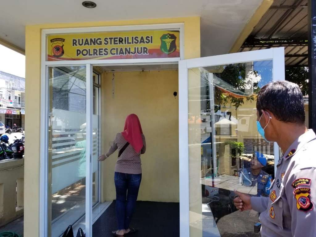 Pengunjung Ingin masuk ke Area Polres Cianjur, Wajib Mengikuti Proses Sterilisasi