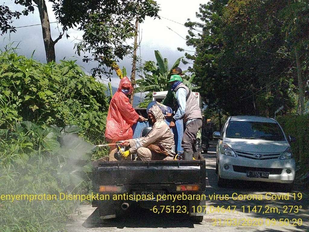 Cegah Penyebaran Covid-19, Polres Cianjur Semprotkan Disinfektan Hingga Ke Pelosok Desa