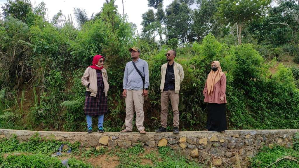 Neng Eem Tinjau Pembangunan Saluran Irgasi di Desa Sukajembar