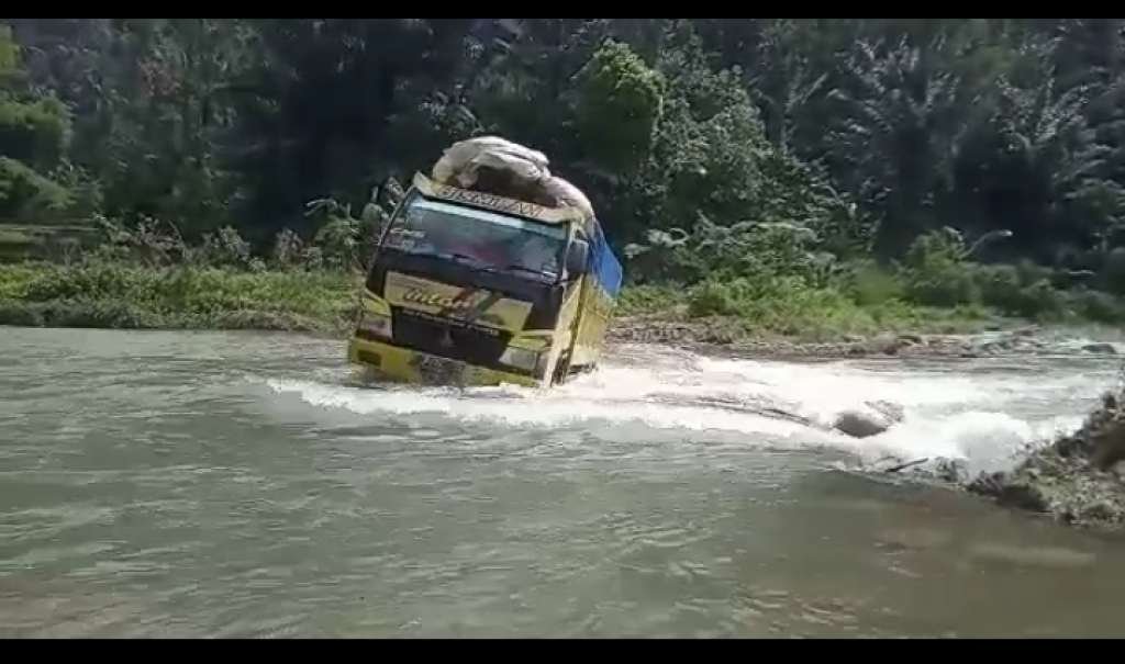Miris! Tak Ada Akses Jembatan, Mobil Truk Pengangkut Hasil Bumi Terobos Arus Sungai