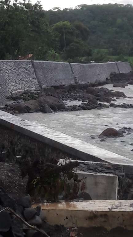 Pembangunan TPT Sungai Cidamar Disoal Warga