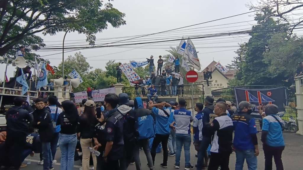 Buruh Kepung Kantor DPRD Cianjur