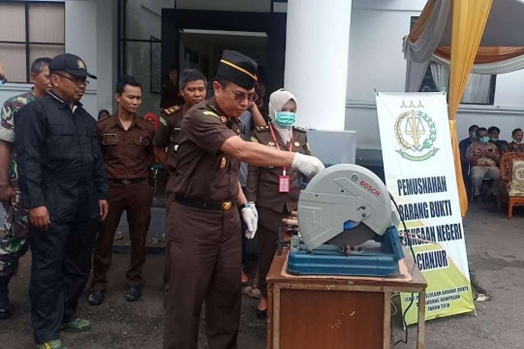 Kejari Cianjur Musnahkan Barang Bukti dari 86 Kasus