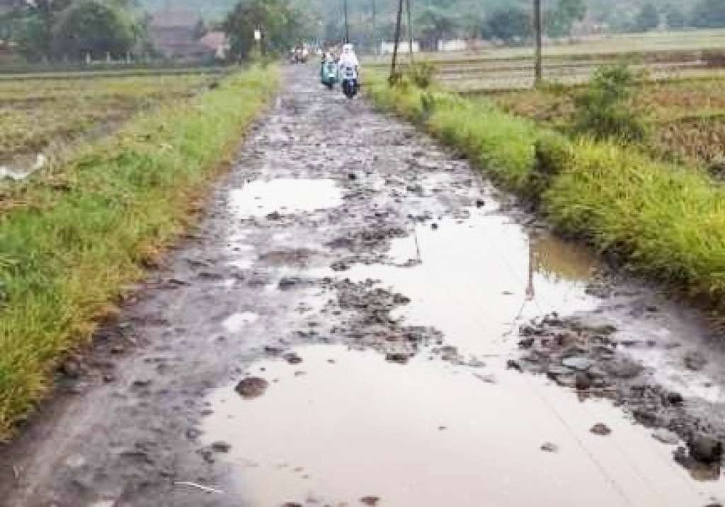 Jalan Cidogdog Bojongpicung Dibiarkan Rusak Parah