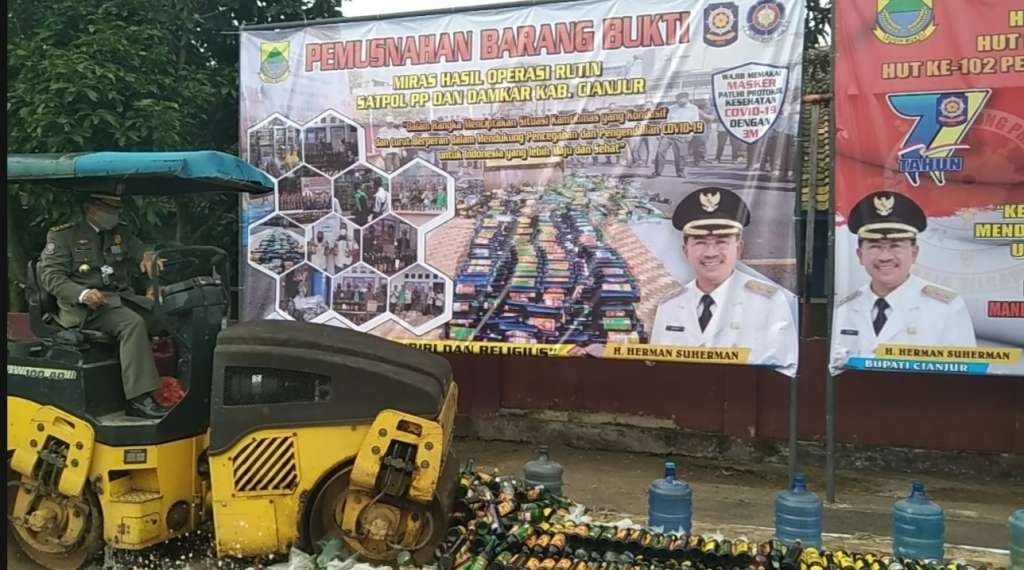 Tongkat Komando Plt Bupati Jatuh Hingga Nyaris Tergilas Stum, Mbah Kincir : Pertanda Alam
