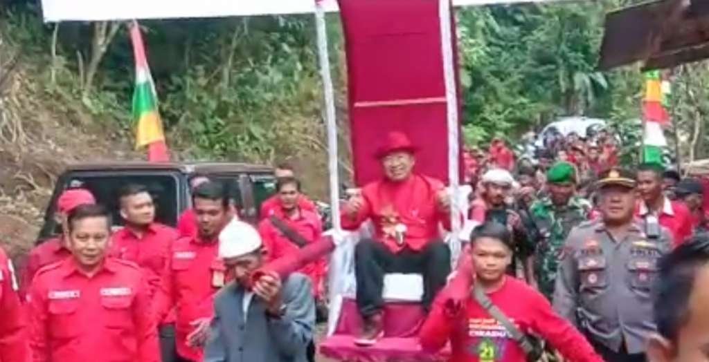 Momen Bupati Ditandu Diatas Kursi Singasana, Raja Merah Cianjur?