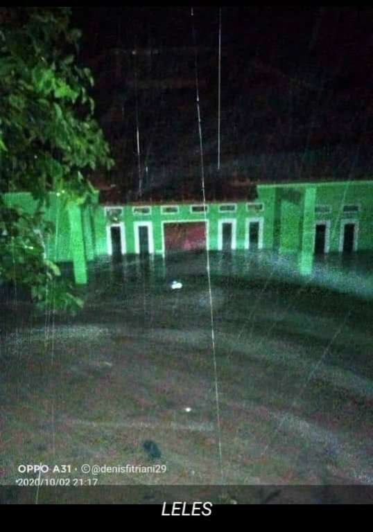 Pusakasari Kecamatan Leles Dilanda Banjir dan Longsor, Akses Jalan Tak Bisa Dilewati